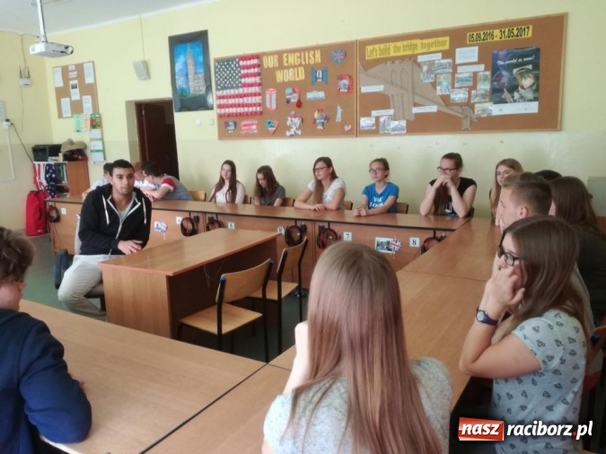 Zdjęcie w galerii na portalu naszraciborz.pl: Mahdi Chennak gościem pietrowickiej szkoły  wiadomości z regionu