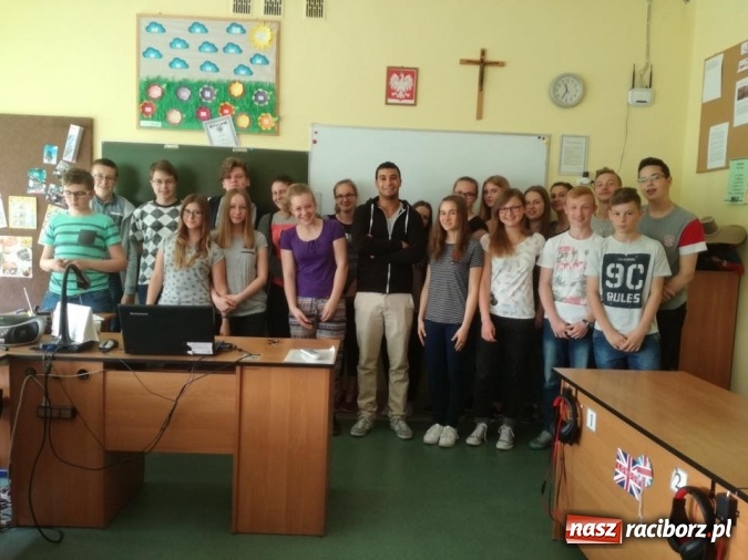 Zdjęcie w galerii na portalu naszraciborz.pl: Mahdi Chennak gościem pietrowickiej szkoły  wiadomości z regionu