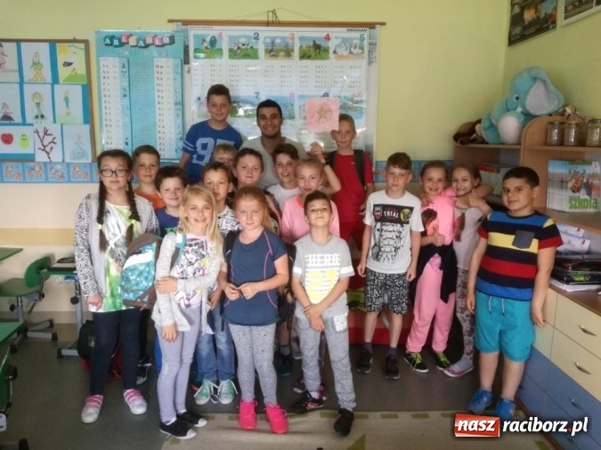 Zdjęcie w galerii na portalu naszraciborz.pl: Mahdi Chennak gościem pietrowickiej szkoły  wiadomości z regionu