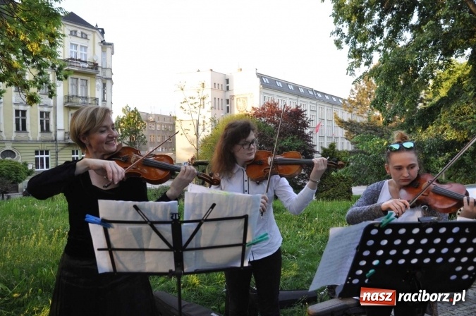 Zdjęcie w galerii na portalu naszraciborz.pl: Na skwerze Kresowian zasadzono Drzewo Pamięci wiadomości z regionu