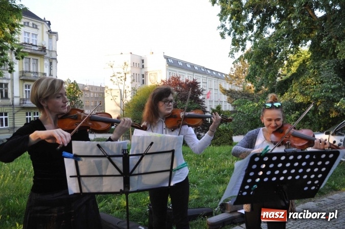 Zdjęcie w galerii na portalu naszraciborz.pl: Na skwerze Kresowian zasadzono Drzewo Pamięci wiadomości z regionu