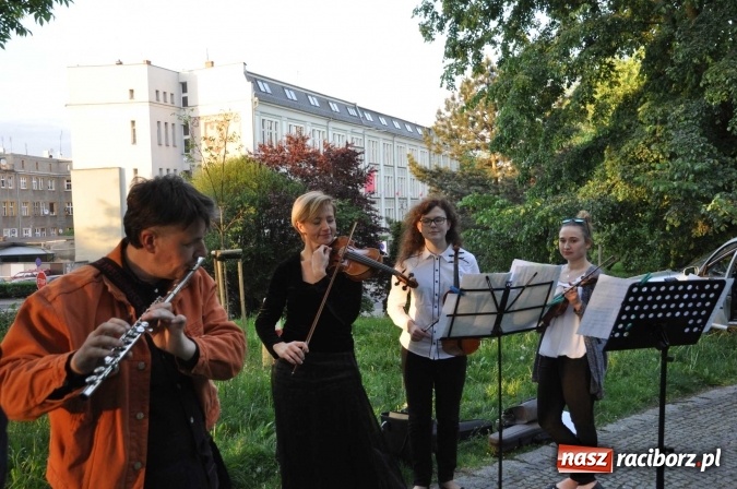 Zdjęcie w galerii na portalu naszraciborz.pl: Na skwerze Kresowian zasadzono Drzewo Pamięci wiadomości z regionu