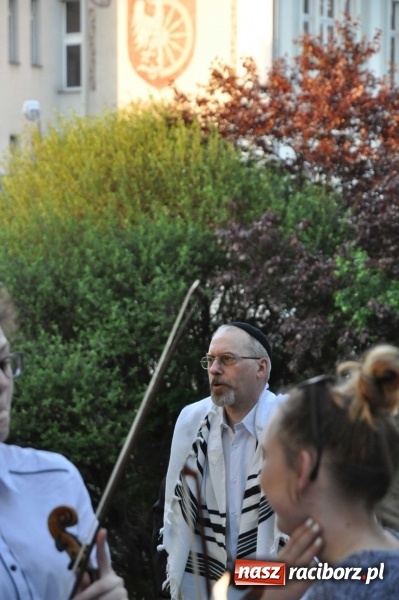 Zdjęcie w galerii na portalu naszraciborz.pl: Na skwerze Kresowian zasadzono Drzewo Pamięci wiadomości z regionu