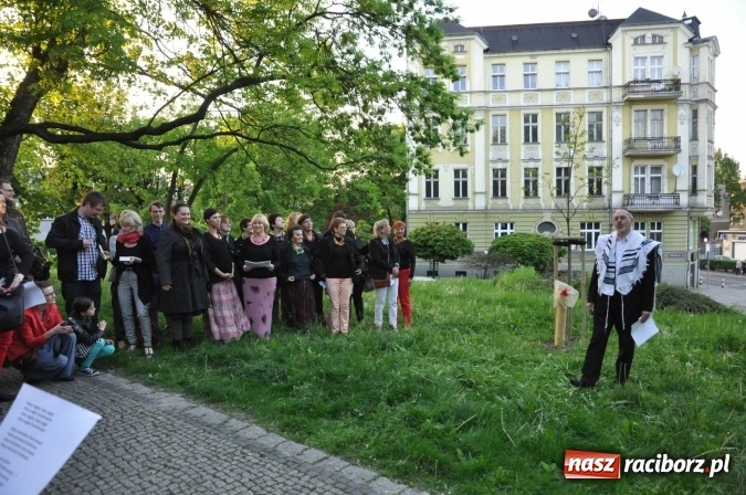 Zdjęcie w galerii na portalu naszraciborz.pl: Na skwerze Kresowian zasadzono Drzewo Pamięci wiadomości z regionu