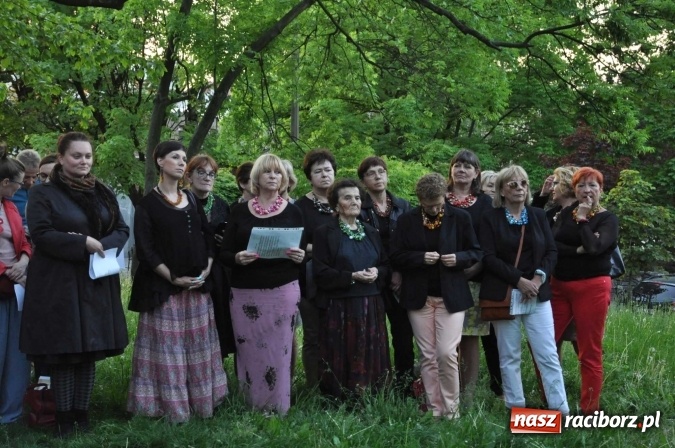 Zdjęcie w galerii na portalu naszraciborz.pl: Na skwerze Kresowian zasadzono Drzewo Pamięci wiadomości z regionu