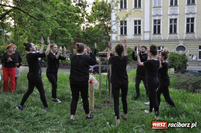 Zdjęcie w galerii na portalu naszraciborz.pl: Na skwerze Kresowian zasadzono Drzewo Pamięci wiadomości z regionu