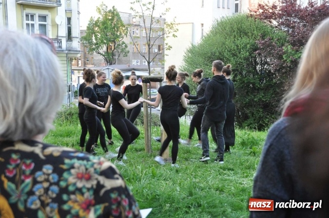 Zdjęcie w galerii na portalu naszraciborz.pl: Na skwerze Kresowian zasadzono Drzewo Pamięci wiadomości z regionu