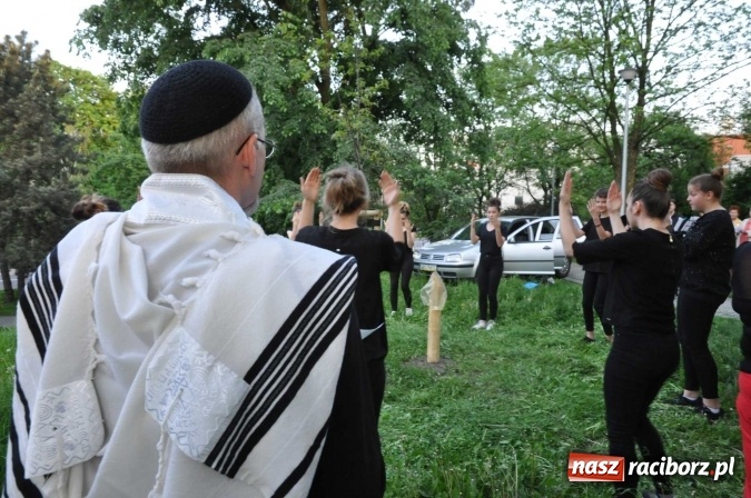 Zdjęcie w galerii na portalu naszraciborz.pl: Na skwerze Kresowian zasadzono Drzewo Pamięci wiadomości z regionu