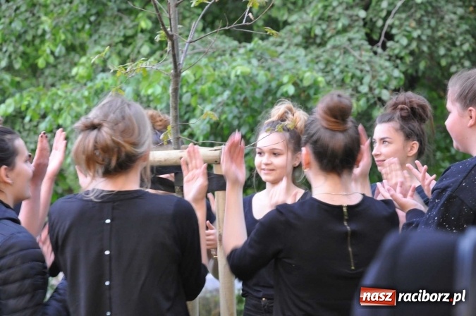 Zdjęcie w galerii na portalu naszraciborz.pl: Na skwerze Kresowian zasadzono Drzewo Pamięci wiadomości z regionu