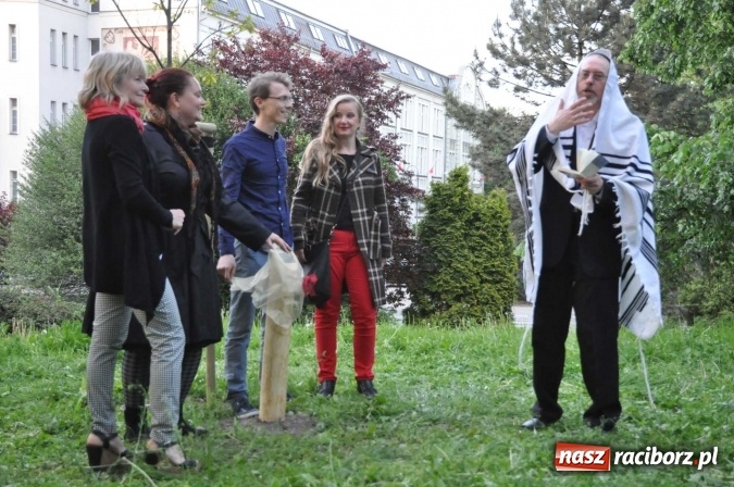 Zdjęcie w galerii na portalu naszraciborz.pl: Na skwerze Kresowian zasadzono Drzewo Pamięci wiadomości z regionu