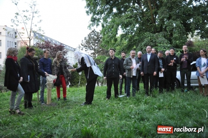 Zdjęcie w galerii na portalu naszraciborz.pl: Na skwerze Kresowian zasadzono Drzewo Pamięci wiadomości z regionu