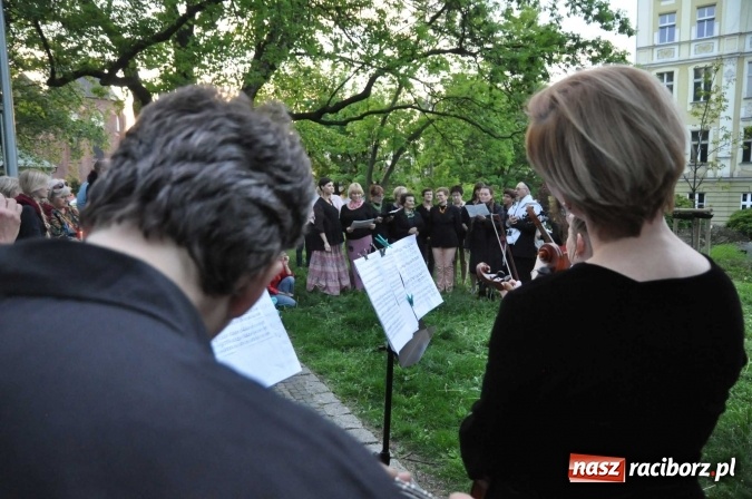 Zdjęcie w galerii na portalu naszraciborz.pl: Na skwerze Kresowian zasadzono Drzewo Pamięci wiadomości z regionu