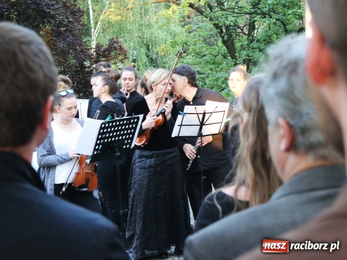 Zdjęcie w galerii na portalu naszraciborz.pl: Na skwerze Kresowian zasadzono Drzewo Pamięci wiadomości z regionu