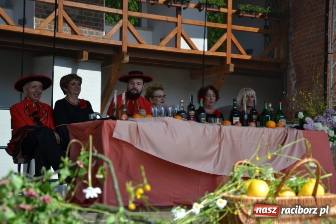 Zdjęcie w galerii na portalu naszraciborz.pl: Hiszpańska muzyka, przepiękne stroje i dekoracje, czyli Poemat dla Hiszpanii na Zamku Piastowskim  wiadomości z regionu