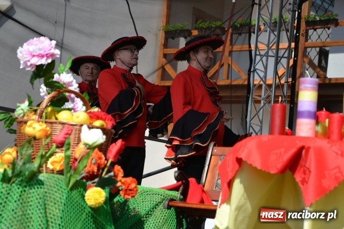 Zdjęcie w galerii na portalu naszraciborz.pl: Hiszpańska muzyka, przepiękne stroje i dekoracje, czyli Poemat dla Hiszpanii na Zamku Piastowskim  wiadomości z regionu