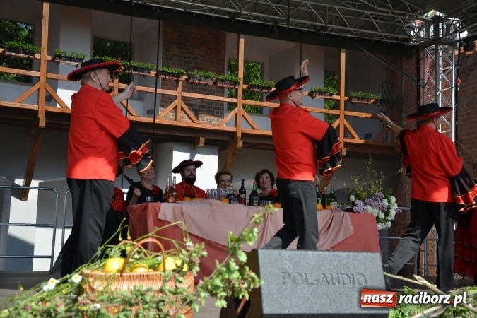 Zdjęcie w galerii na portalu naszraciborz.pl: Hiszpańska muzyka, przepiękne stroje i dekoracje, czyli Poemat dla Hiszpanii na Zamku Piastowskim  wiadomości z regionu