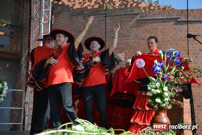 Zdjęcie w galerii na portalu naszraciborz.pl: Hiszpańska muzyka, przepiękne stroje i dekoracje, czyli Poemat dla Hiszpanii na Zamku Piastowskim  wiadomości z regionu