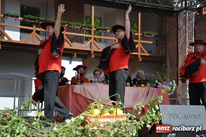 Zdjęcie w galerii na portalu naszraciborz.pl: Hiszpańska muzyka, przepiękne stroje i dekoracje, czyli Poemat dla Hiszpanii na Zamku Piastowskim  wiadomości z regionu