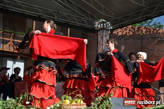 Zdjęcie w galerii na portalu naszraciborz.pl: Hiszpańska muzyka, przepiękne stroje i dekoracje, czyli Poemat dla Hiszpanii na Zamku Piastowskim  wiadomości z regionu