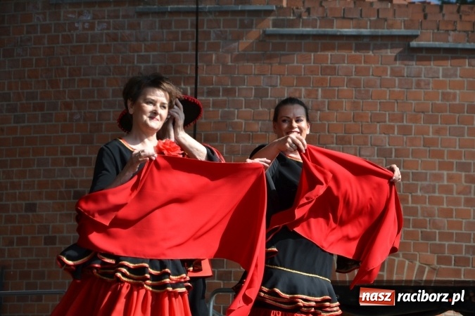 Zdjęcie w galerii na portalu naszraciborz.pl: Hiszpańska muzyka, przepiękne stroje i dekoracje, czyli Poemat dla Hiszpanii na Zamku Piastowskim  wiadomości z regionu