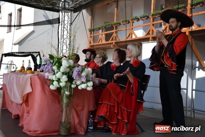 Zdjęcie w galerii na portalu naszraciborz.pl: Hiszpańska muzyka, przepiękne stroje i dekoracje, czyli Poemat dla Hiszpanii na Zamku Piastowskim  wiadomości z regionu