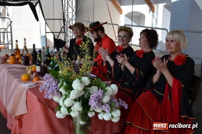 Zdjęcie w galerii na portalu naszraciborz.pl: Hiszpańska muzyka, przepiękne stroje i dekoracje, czyli Poemat dla Hiszpanii na Zamku Piastowskim  wiadomości z regionu