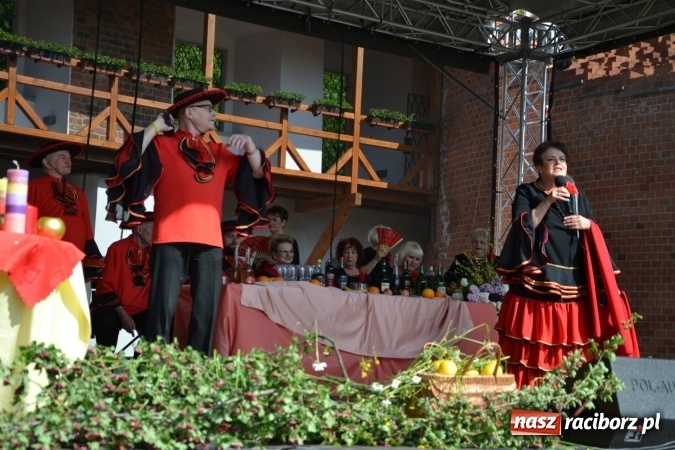 Zdjęcie w galerii na portalu naszraciborz.pl: Hiszpańska muzyka, przepiękne stroje i dekoracje, czyli Poemat dla Hiszpanii na Zamku Piastowskim  wiadomości z regionu