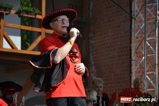 Zdjęcie w galerii na portalu naszraciborz.pl: Hiszpańska muzyka, przepiękne stroje i dekoracje, czyli Poemat dla Hiszpanii na Zamku Piastowskim  wiadomości z regionu