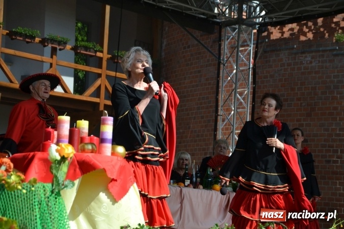 Zdjęcie w galerii na portalu naszraciborz.pl: Hiszpańska muzyka, przepiękne stroje i dekoracje, czyli Poemat dla Hiszpanii na Zamku Piastowskim  wiadomości z regionu