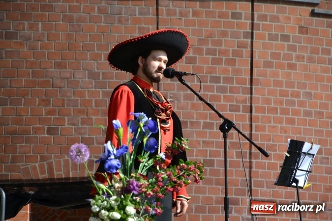 Zdjęcie w galerii na portalu naszraciborz.pl: Hiszpańska muzyka, przepiękne stroje i dekoracje, czyli Poemat dla Hiszpanii na Zamku Piastowskim  wiadomości z regionu
