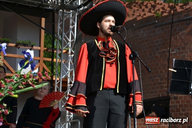 Zdjęcie w galerii na portalu naszraciborz.pl: Hiszpańska muzyka, przepiękne stroje i dekoracje, czyli Poemat dla Hiszpanii na Zamku Piastowskim  wiadomości z regionu