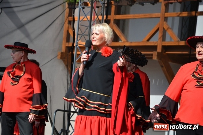 Zdjęcie w galerii na portalu naszraciborz.pl: Hiszpańska muzyka, przepiękne stroje i dekoracje, czyli Poemat dla Hiszpanii na Zamku Piastowskim  wiadomości z regionu