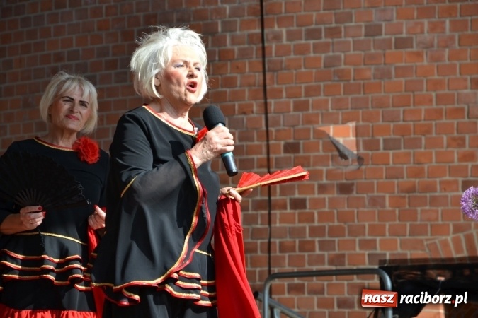 Zdjęcie w galerii na portalu naszraciborz.pl: Hiszpańska muzyka, przepiękne stroje i dekoracje, czyli Poemat dla Hiszpanii na Zamku Piastowskim  wiadomości z regionu