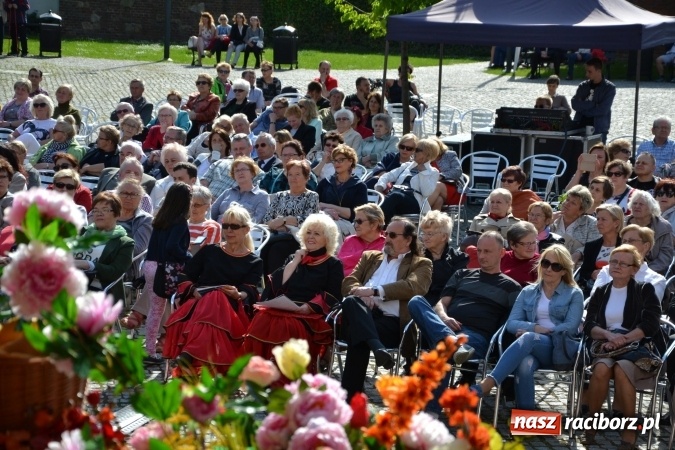 Zdjęcie w galerii na portalu naszraciborz.pl: Hiszpańska muzyka, przepiękne stroje i dekoracje, czyli Poemat dla Hiszpanii na Zamku Piastowskim  wiadomości z regionu