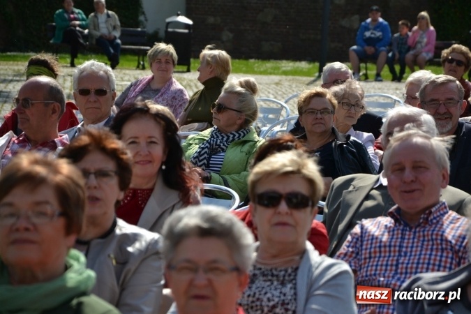 Zdjęcie w galerii na portalu naszraciborz.pl: Hiszpańska muzyka, przepiękne stroje i dekoracje, czyli Poemat dla Hiszpanii na Zamku Piastowskim  wiadomości z regionu