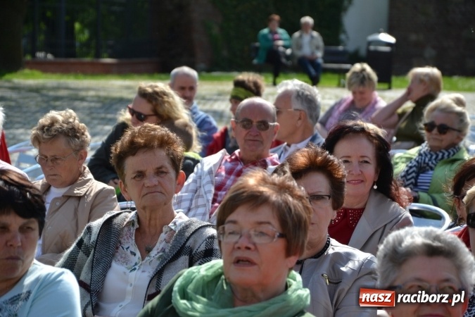 Zdjęcie w galerii na portalu naszraciborz.pl: Hiszpańska muzyka, przepiękne stroje i dekoracje, czyli Poemat dla Hiszpanii na Zamku Piastowskim  wiadomości z regionu
