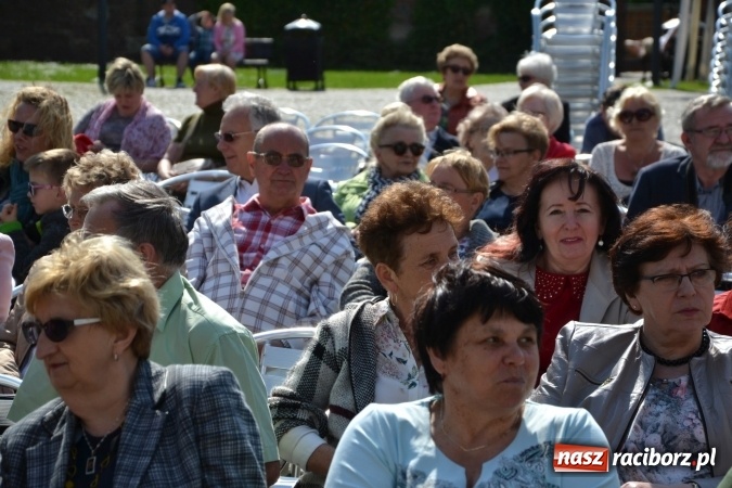 Zdjęcie w galerii na portalu naszraciborz.pl: Hiszpańska muzyka, przepiękne stroje i dekoracje, czyli Poemat dla Hiszpanii na Zamku Piastowskim  wiadomości z regionu