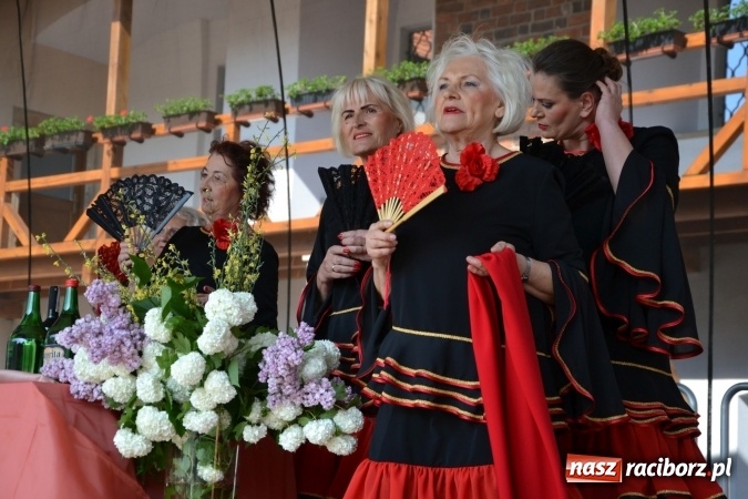 Zdjęcie w galerii na portalu naszraciborz.pl: Hiszpańska muzyka, przepiękne stroje i dekoracje, czyli Poemat dla Hiszpanii na Zamku Piastowskim  wiadomości z regionu