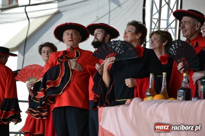 Zdjęcie w galerii na portalu naszraciborz.pl: Hiszpańska muzyka, przepiękne stroje i dekoracje, czyli Poemat dla Hiszpanii na Zamku Piastowskim  wiadomości z regionu