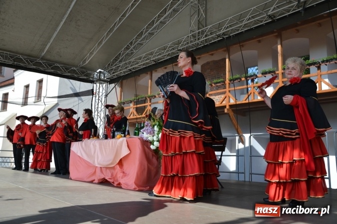 Zdjęcie w galerii na portalu naszraciborz.pl: Hiszpańska muzyka, przepiękne stroje i dekoracje, czyli Poemat dla Hiszpanii na Zamku Piastowskim  wiadomości z regionu