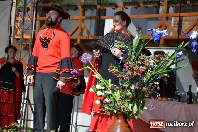 Zdjęcie w galerii na portalu naszraciborz.pl: Hiszpańska muzyka, przepiękne stroje i dekoracje, czyli Poemat dla Hiszpanii na Zamku Piastowskim  wiadomości z regionu
