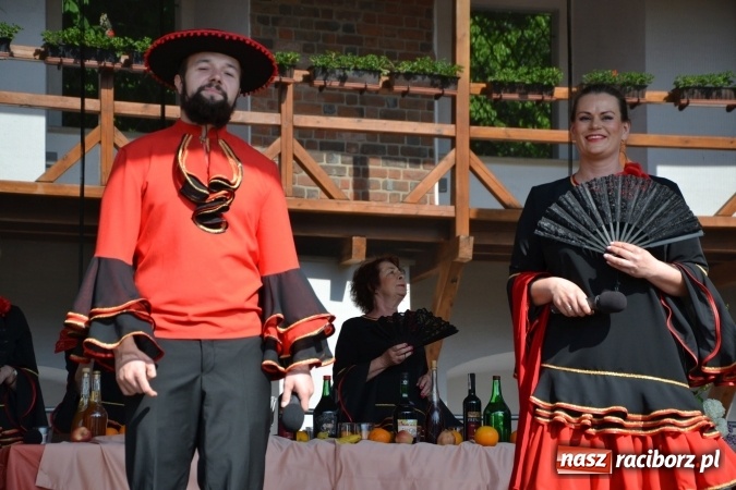 Zdjęcie w galerii na portalu naszraciborz.pl: Hiszpańska muzyka, przepiękne stroje i dekoracje, czyli Poemat dla Hiszpanii na Zamku Piastowskim  wiadomości z regionu