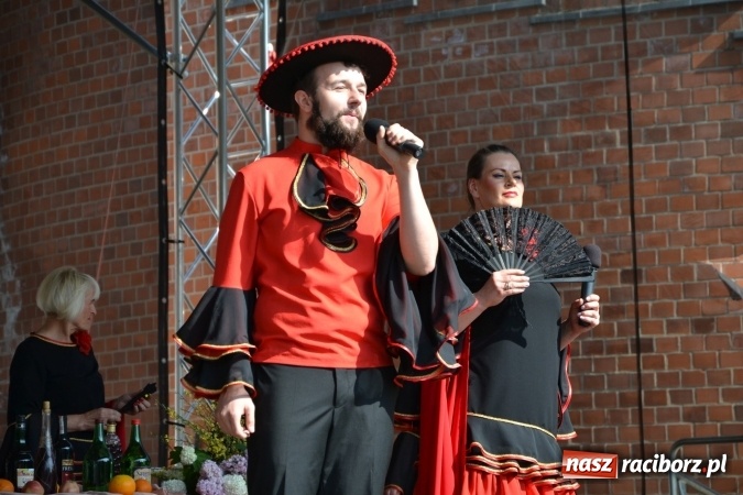 Zdjęcie w galerii na portalu naszraciborz.pl: Hiszpańska muzyka, przepiękne stroje i dekoracje, czyli Poemat dla Hiszpanii na Zamku Piastowskim  wiadomości z regionu