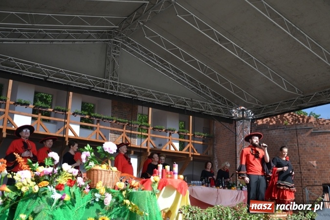 Zdjęcie w galerii na portalu naszraciborz.pl: Hiszpańska muzyka, przepiękne stroje i dekoracje, czyli Poemat dla Hiszpanii na Zamku Piastowskim  wiadomości z regionu