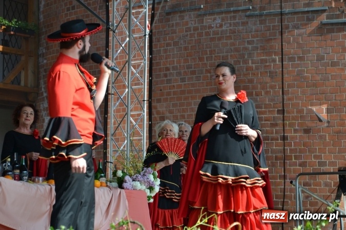 Zdjęcie w galerii na portalu naszraciborz.pl: Hiszpańska muzyka, przepiękne stroje i dekoracje, czyli Poemat dla Hiszpanii na Zamku Piastowskim  wiadomości z regionu