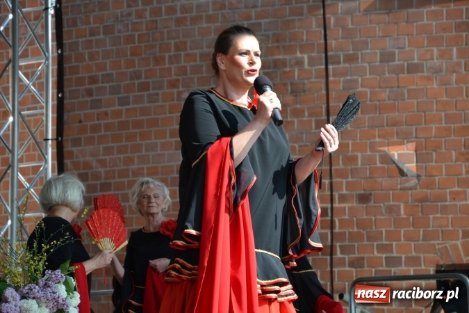 Zdjęcie w galerii na portalu naszraciborz.pl: Hiszpańska muzyka, przepiękne stroje i dekoracje, czyli Poemat dla Hiszpanii na Zamku Piastowskim  wiadomości z regionu