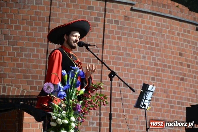 Zdjęcie w galerii na portalu naszraciborz.pl: Hiszpańska muzyka, przepiękne stroje i dekoracje, czyli Poemat dla Hiszpanii na Zamku Piastowskim  wiadomości z regionu