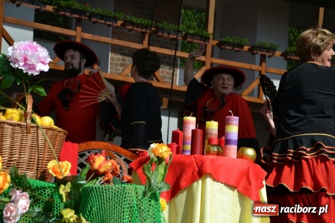 Zdjęcie w galerii na portalu naszraciborz.pl: Hiszpańska muzyka, przepiękne stroje i dekoracje, czyli Poemat dla Hiszpanii na Zamku Piastowskim  wiadomości z regionu