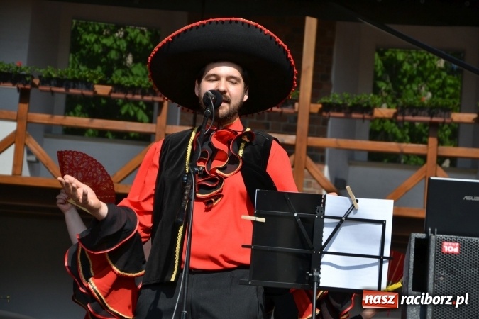 Zdjęcie w galerii na portalu naszraciborz.pl: Hiszpańska muzyka, przepiękne stroje i dekoracje, czyli Poemat dla Hiszpanii na Zamku Piastowskim  wiadomości z regionu