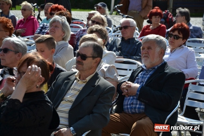 Zdjęcie w galerii na portalu naszraciborz.pl: Hiszpańska muzyka, przepiękne stroje i dekoracje, czyli Poemat dla Hiszpanii na Zamku Piastowskim  wiadomości z regionu